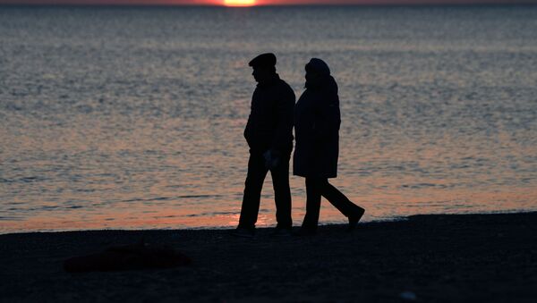 Пожилые мужчина и женщина у берега моря. Архивное фото - Sputnik Кыргызстан