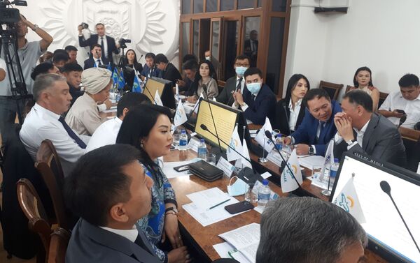 В горкенеш прошли шесть партий, 45 мандатов поделены между их представителями согласно набранным голосам избирателей - Sputnik Кыргызстан