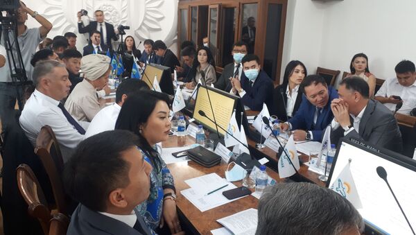 Депутаты Бишкекского городского кенеша на первой сессии - Sputnik Кыргызстан