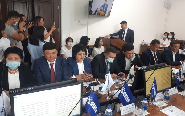Избранные депутаты Бишкекского городского кенеша собрались на первую сессию - Sputnik Кыргызстан