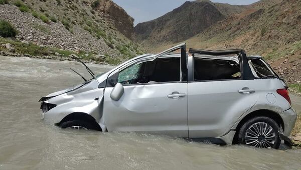 Упавший в реку автомобиль в Ошской области - Sputnik Кыргызстан
