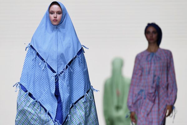 Показ коллекций одежды дизайнеров моды на Modest Fashion Day в рамках XII Международного экономического саммита Россия Исламский мир: KazanSummit  - Sputnik Кыргызстан
