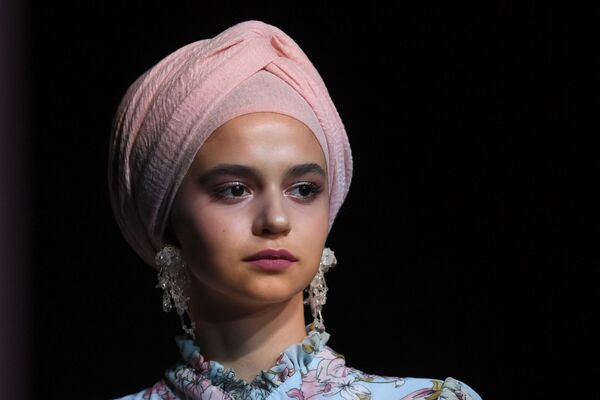 Показ коллекций одежды дизайнеров моды на Modest Fashion Day в рамках XII Международного экономического саммита Россия Исламский мир: KazanSummit  - Sputnik Кыргызстан