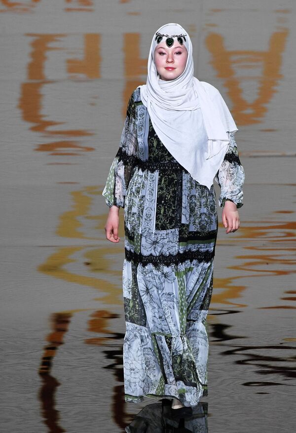 Показ коллекций одежды дизайнеров моды на Modest Fashion Day в рамках XII Международного экономического саммита Россия Исламский мир: KazanSummit - Sputnik Кыргызстан