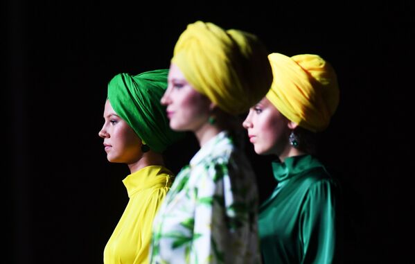Показ коллекций одежды дизайнеров моды на Modest Fashion Day в рамках XII Международного экономического саммита Россия Исламский мир: KazanSummit - Sputnik Кыргызстан