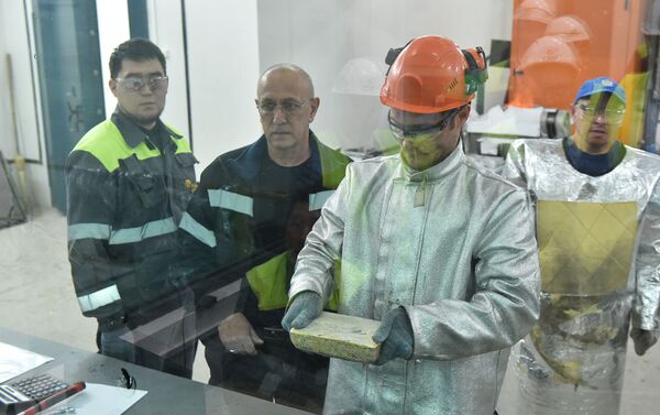 На месте сотрудники компании Алтын Альянс продемонстрировали процесс электролиза и плавки золота, в результате получен слиток весом более 25 килограммов - Sputnik Кыргызстан