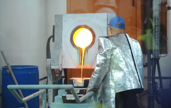 Белгилей кетсек, бүгүнкү күндө комбинатта 1 086 килограмм алтын өндүрүлүп, 940 килограмм тазаланган алтын Улуттук банк тарабынан сатылган - Sputnik Кыргызстан