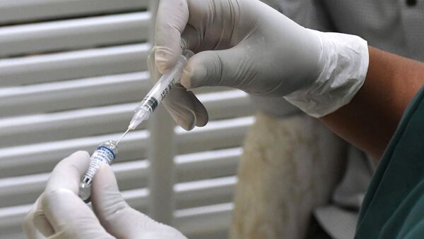Медициналык кызматкер коронавируска каршы вакцина менен. Архив - Sputnik Кыргызстан