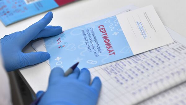 Медицинская сестра выписывает пациенту сертификат о вакцинации против коронавирусной инфекции (COVID-19). Архивное фото - Sputnik Кыргызстан