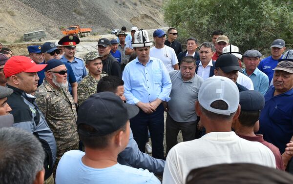 Председатель кабинета министров Улукбек Марипов оказал материальную помощь жителям Кара-Бууринского района, пострадавшим от схода селя - Sputnik Кыргызстан