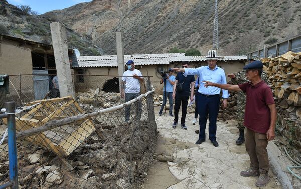 Стихия повредила мост и автодорогу Кара-Буура — Чаткал, а также один жилой дом и частную рыболовную ферму - Sputnik Кыргызстан