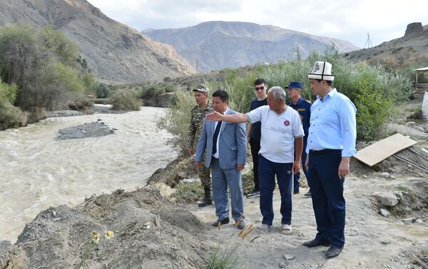 Гражданам, которые понесли ущерб в результате схода селевого потока, Марипов выделил материальную помощь из резервного фонда председателя кабмина - Sputnik Кыргызстан