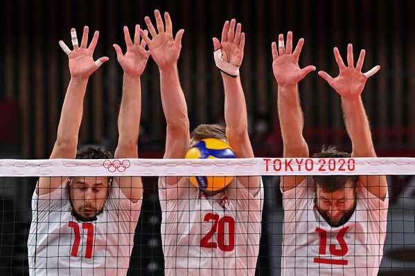 Фабиан Држизга, Матеуш Бениек и Михал Кубяк из Польши пытаются заблокировать удар во время Олимпийских игр 2020 - Sputnik Кыргызстан