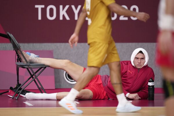 Датчанин Лассе Андерссон наблюдает за матчем после травмы во время гандбольного матча на летних Олимпийских играх 2020 - Sputnik Кыргызстан