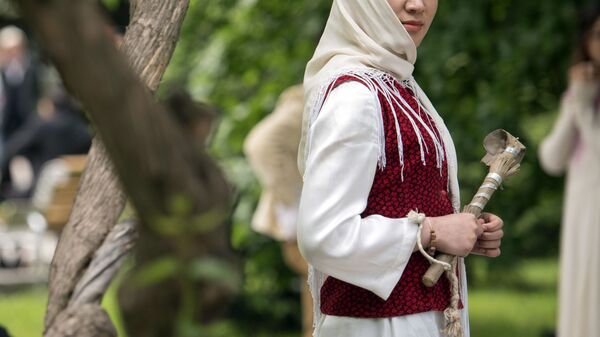 Камча менен улуттук кийимчен кыз. Архив сүрөт - Sputnik Кыргызстан