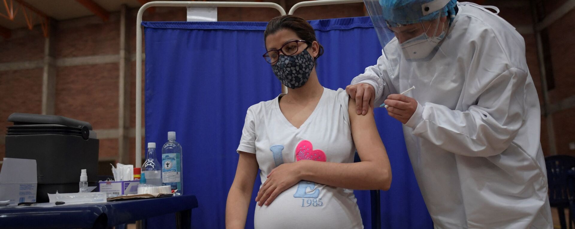 Беременная женщина получает дозу вакцины против COVID-19. Архивное фото - Sputnik Кыргызстан, 1920, 17.11.2021