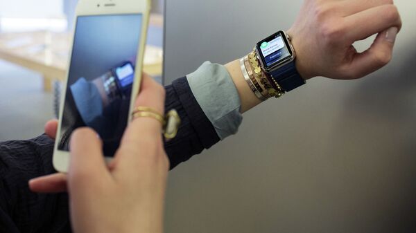 Девушка на iPhone фотографирует часы Apple Watch. Архивное фото - Sputnik Кыргызстан