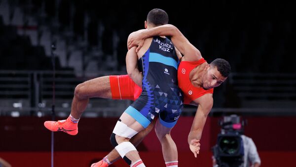 Акжол Махмудов борется с Ламджедом Маафи из Туниса на Олимпийских игр 2020 года в Токио - Sputnik Кыргызстан