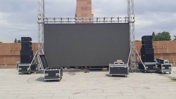 На площади Ала-Тоо в Бишкеке устанавливают экран для просмотра сегодняшних схваток отечественных спортсменов на Олимпийских играх в Токио - Sputnik Кыргызстан