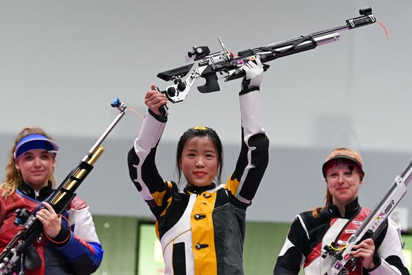 Китаянка Yang Qian после победы в финале соревнований по стрельбе из пневматической винтовки на XXXII летних Олимпийских играх в Токио - Sputnik Кыргызстан