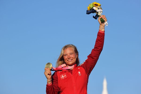 Золотая медалистка из Дании Анн-Мари Риндом празднует победу на ОИ в Токио - Sputnik Кыргызстан