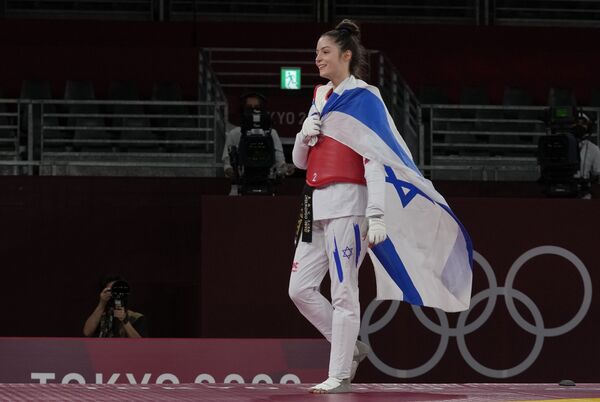Avishag Semberg из Израиля после матча по тхэквондо на XXXII летних Олимпийских играх в Токио - Sputnik Кыргызстан