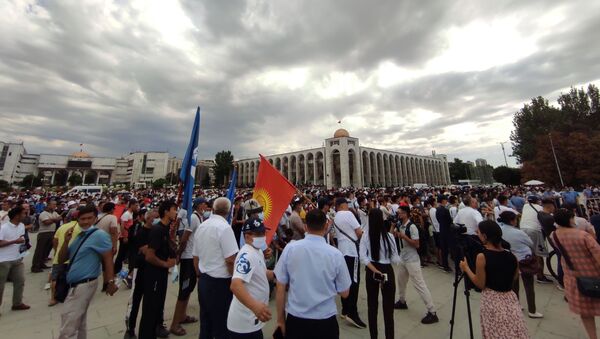 Люди на прямом эфире схваток кыргызстанских борцов на Олимпиаде в Токио на площади Ала-Тоо в Бишкеке - Sputnik Кыргызстан