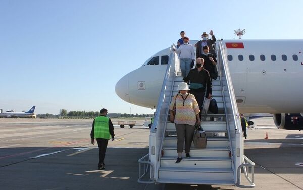 Первый пассажир нового рейса получил подарки от аэропорта - Sputnik Кыргызстан