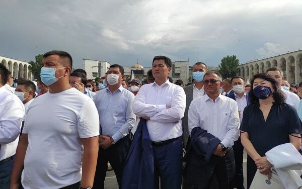 Среди зрителей прямого эфира Олимпиады на площади Ала-Тоо есть члены кабмина и чиновники из администрации президента и мэрии - Sputnik Кыргызстан
