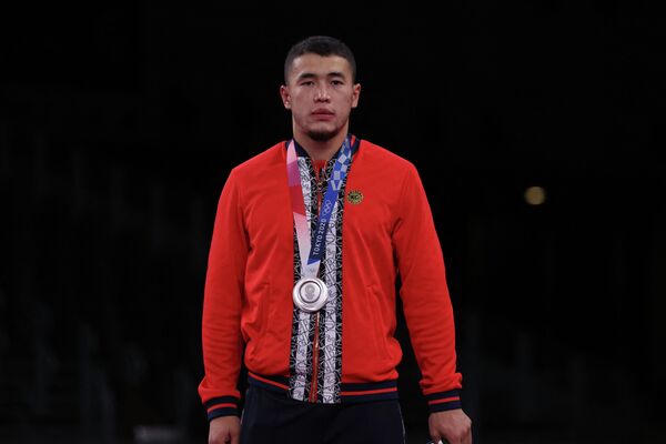 Кыргыз балбаны Акжол Махмудов болгону 22 жашында спорт дүйнөсүнүн туу чокусу болгон Олимпиада оюндарынын күмүш медалын тагынып турат. 3-август, 2021-жыл. - Sputnik Кыргызстан