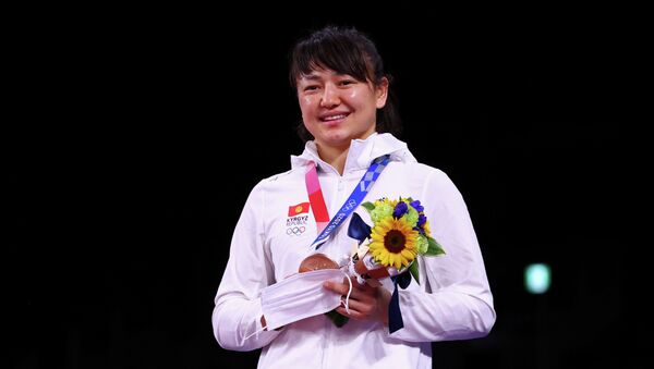 Мээрим Жуманазарова из Кыргызстана завоевавшая бронзовую медаль по вольной борьбе среди женщин в весовой категории до 68 кг на Олимпийских играх Токио-2020 - Sputnik Кыргызстан