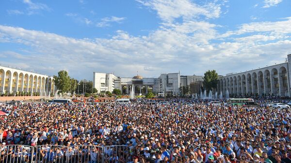 Люди на площади во время прямой трансляции финального поединка Айсулуу Тыныбековой на Олимпийских играх в Токио - Sputnik Кыргызстан