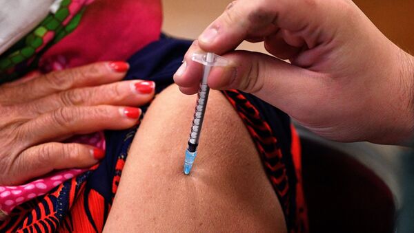 Женщина получает вакцину от COVID-19 - Sputnik Кыргызстан