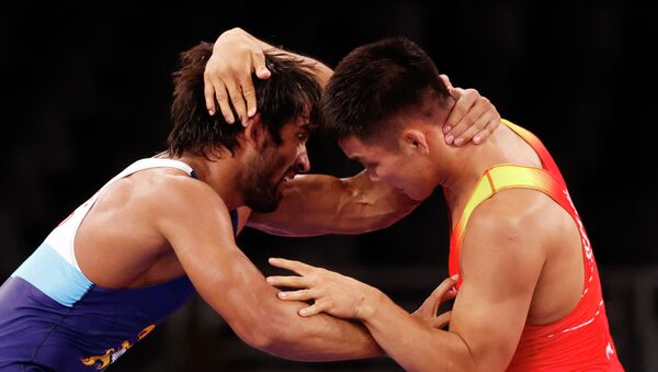 Эрназар Акматалиев борется с индийцем Баджрангом Пунией ​на Олимпийских играх 2020 года в Токио - Sputnik Кыргызстан