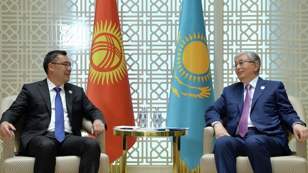 Президент Садыр Жапаров во время личной встречи с главой Казахстана Касымом-Жомартом Токаевым - Sputnik Кыргызстан