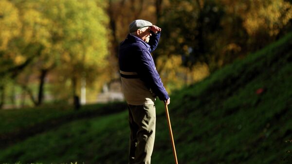 Пожилой мужчина в парке. Архивное фото - Sputnik Кыргызстан