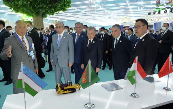 Далее лидеры стран осмотрели стенды, на которых был показан экономический, нефтегазовый, сельскохозяйственный, транспортный и промышленный потенциал Туркменистана - Sputnik Кыргызстан