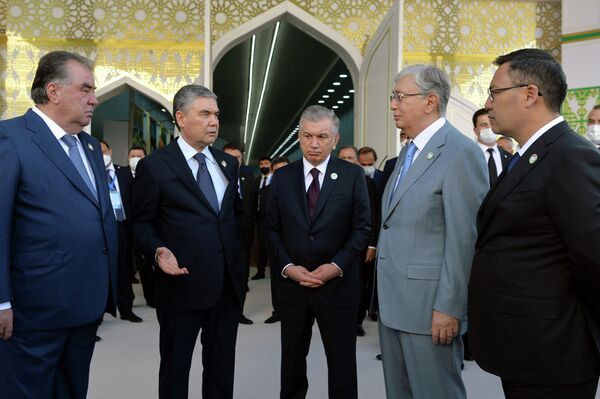 После главы государств посетили выставочные павильоны стран Центральной Азии - Sputnik Кыргызстан