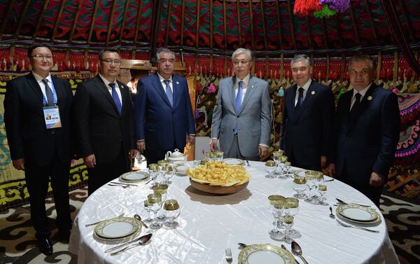 Президенты обошли юрты, украшенные в национальных стилях каждой страны, где повара продемонстрировали блюда - Sputnik Кыргызстан