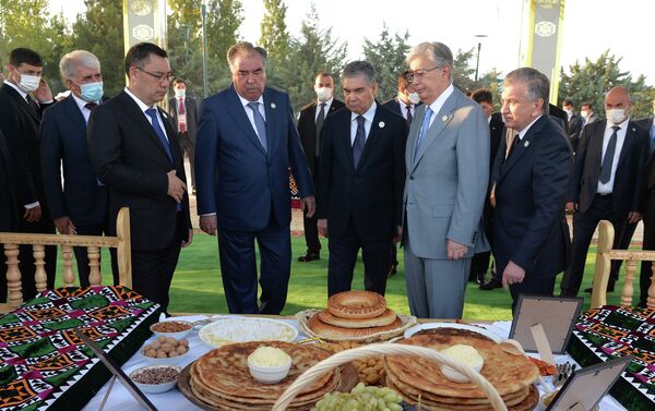 После завершения консультативной встречи глав государств Центральной Азии президенты отправились на выставку промышленных товаров и национальных блюд стран региона - Sputnik Кыргызстан