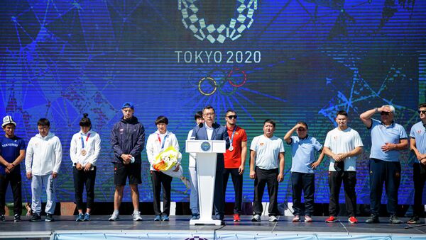 Президент Садыр Жапаров Ала-Тоо аянтында Олимпиаданын катышуучуларын жана байге алган спортчуларды куттуктоо учурунда - Sputnik Кыргызстан