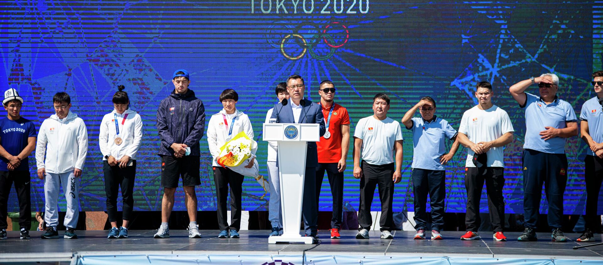 Президент Садыр Жапаров Ала-Тоо аянтында Олимпиаданын катышуучуларын жана байге алган спортчуларды куттуктоо учурунда - Sputnik Кыргызстан, 1920, 07.08.2021