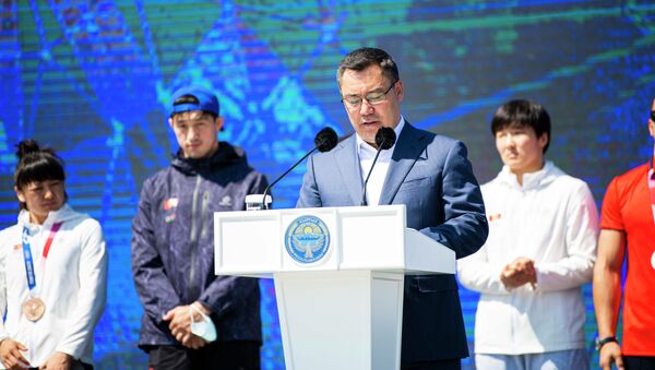 Президент Кыргызстана Садыр Жапаров выступает на церемонии приветствия призеров и участников Олимпийских игр в Токио на площади Ала-Тоо - Sputnik Кыргызстан
