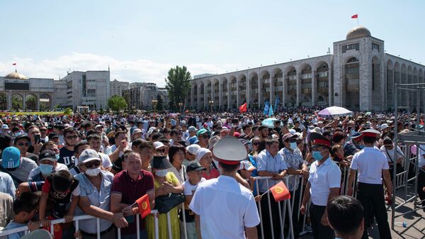 Люди на церемонии приветствия призеров и участников Олимпийских игр в Токио на площади Ала-Тоо - Sputnik Кыргызстан