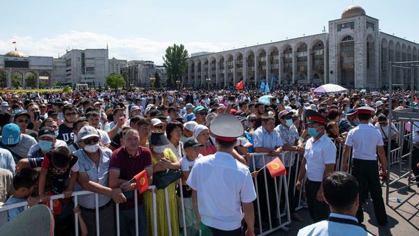 Люди на церемонии приветствия призеров и участников Олимпийских игр в Токио на площади Ала-Тоо - Sputnik Кыргызстан