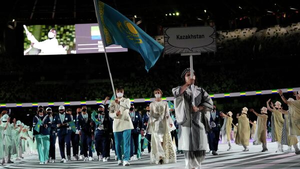 Участники сборной Казахстана несут флаг страны во время церемонии открытия летних Олимпийских игр 2020 года - Sputnik Кыргызстан