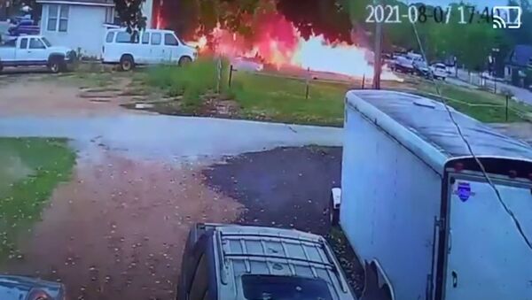 Одномоторный самолет врезался в дом в США и взорвался, есть погибшие. Видео - Sputnik Кыргызстан