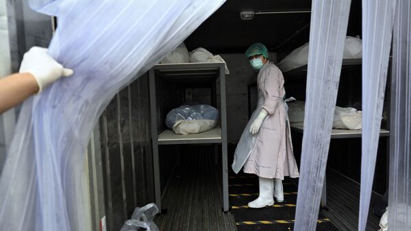 Работники больницы готовятся перевезти жертв COVID-19 - Sputnik Кыргызстан