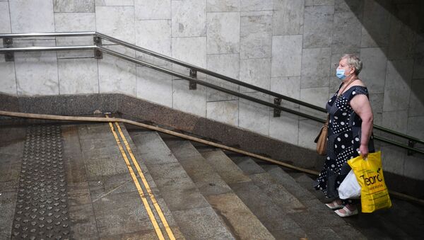 Пожилая женщина поднимается по лестнице. Архивное фото - Sputnik Кыргызстан