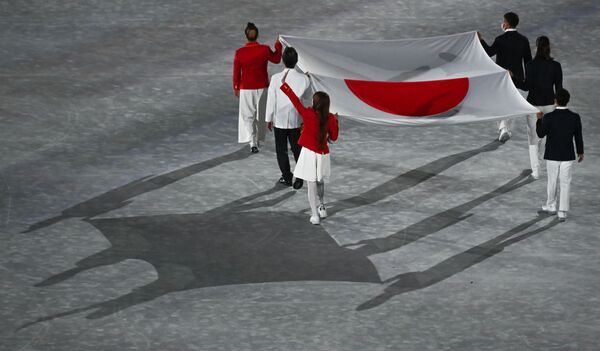 Флаг Японии на торжественной церемонии закрытия XXXII летних Олимпийских игр в Токио - Sputnik Кыргызстан